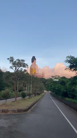အရမ်းအလှလေးတစ်ခု🥺🤍 ခဏတာစိတ်ကြည်နူးစရာ#ကျိုက်ထိုမြို့ #ထိုင်တော်မူဘုရားကြီး #fypage #foryoupage #views #ကျိုက်ထိုသူလေးပါရှင့်❤❤🍎 #fypပေါ်ရောက်စမ်း #tiktok #kyaikhto 