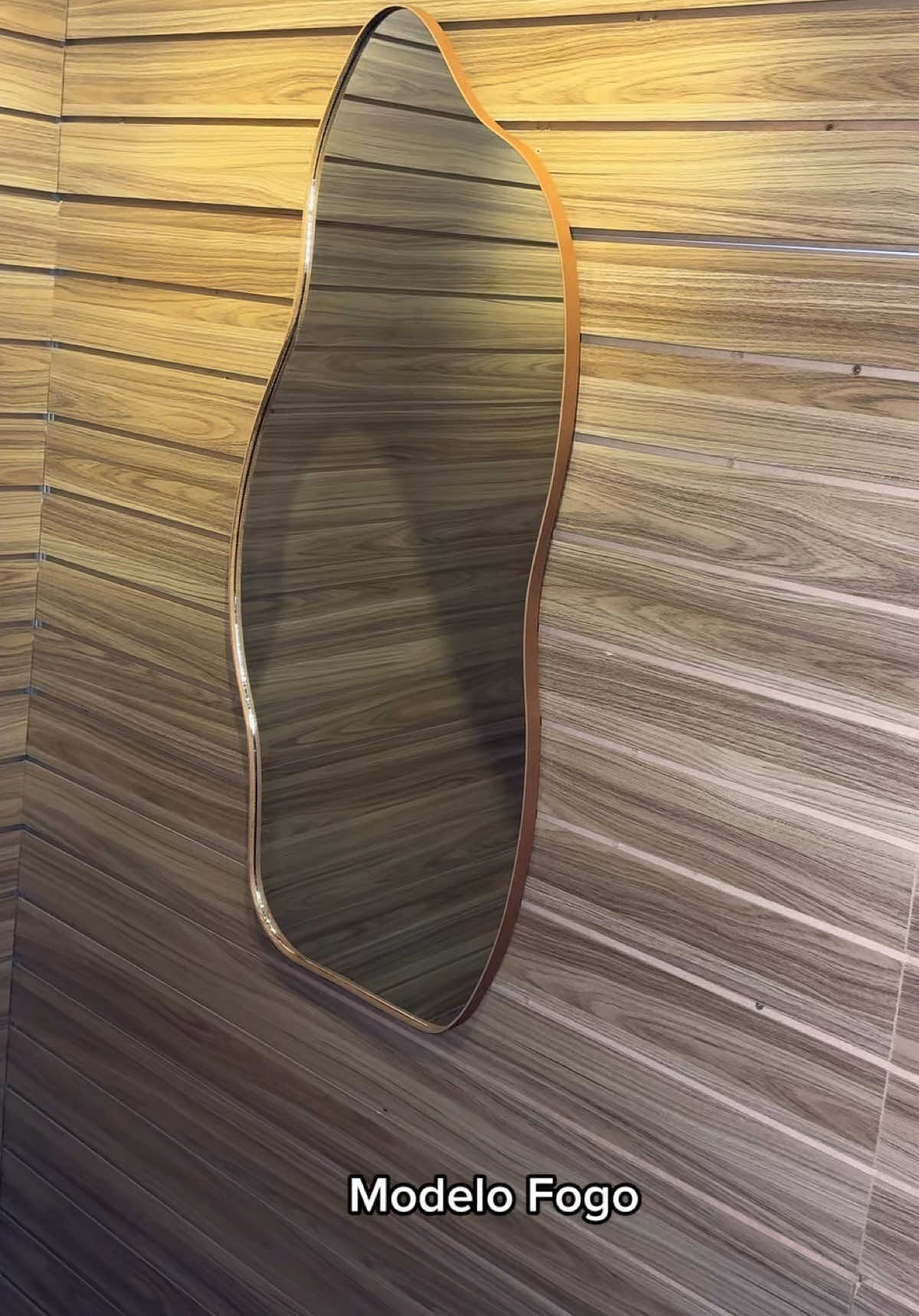 Nosso Espelho Orgânico Fogo. 110x50cm. Disponível nas cores: caramelo e preto. #espelho #decoracao 