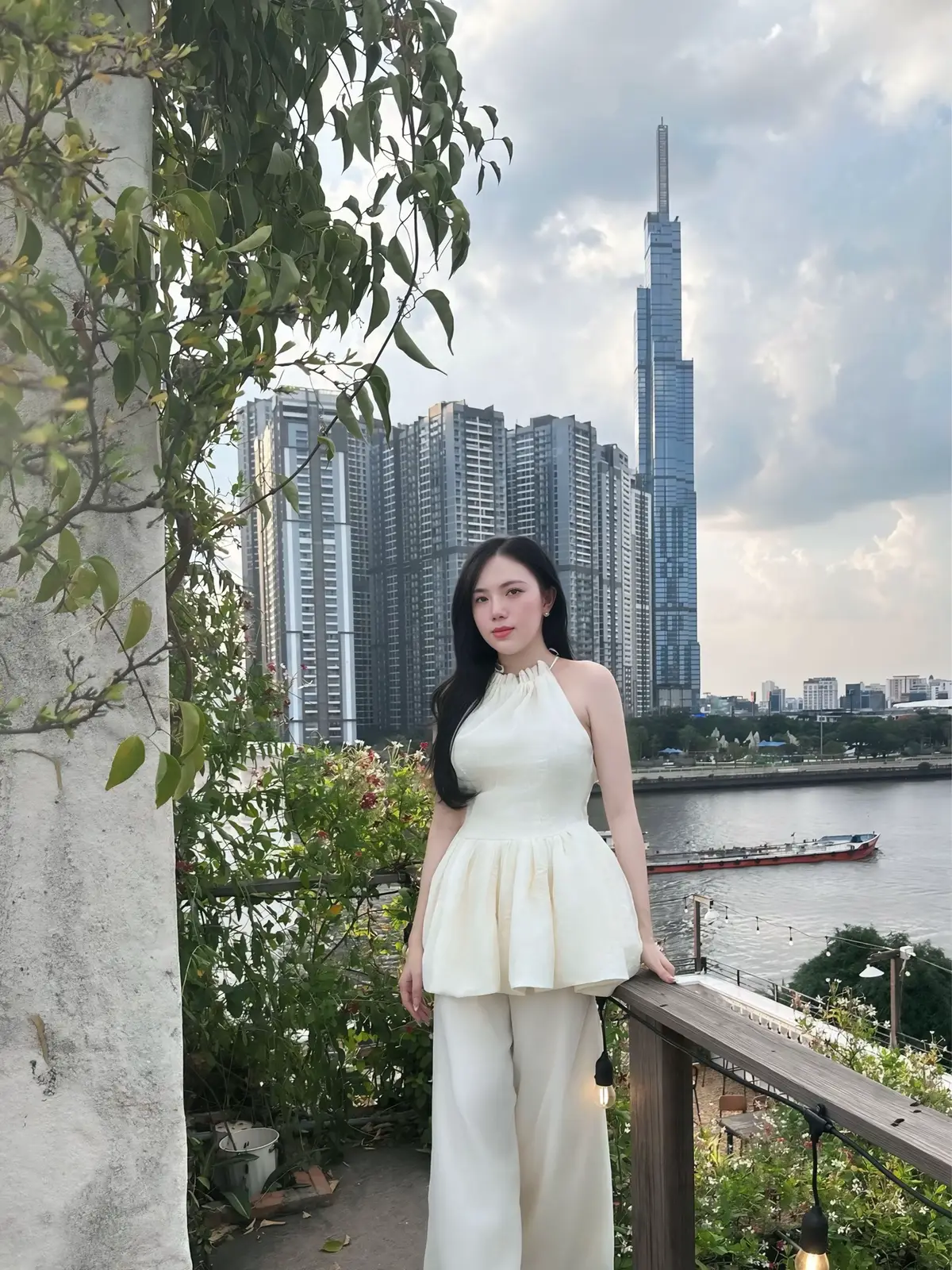 Gió khẽ lùa qua rèm hoa dại Em là điều dịu nhẹ giữa nhân gian. #trending #binhyen #gei 