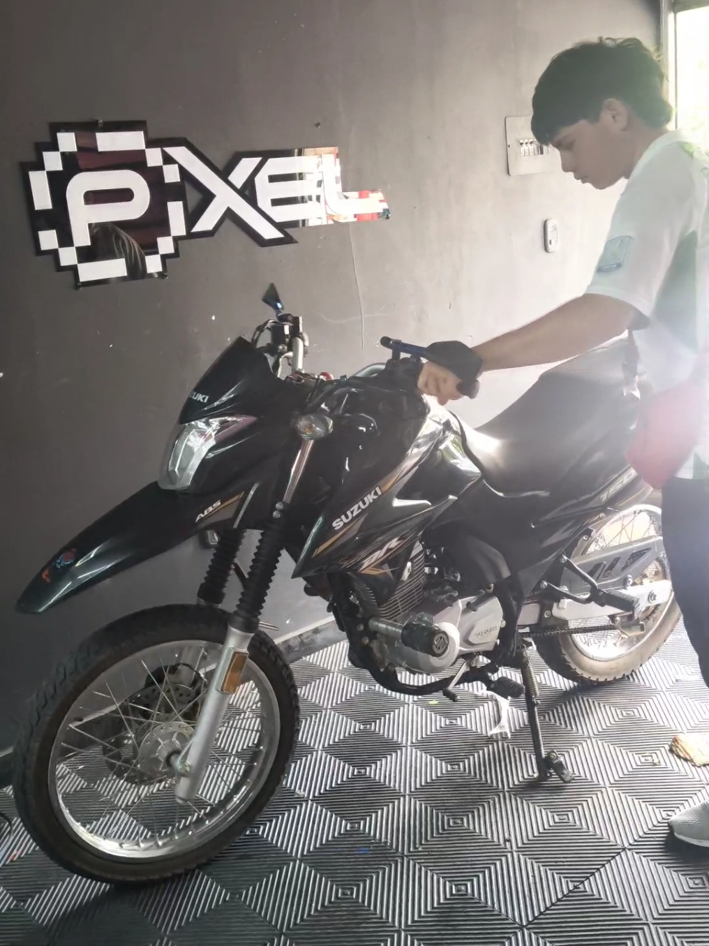 🔥 ¡Transformación dorada para esta DR-150! 🔥 Le instalamos dos rayos en dorado espejo a las pastas laterales, ¡y ahora esta moto brilla como un rayo en la pista! ⚡ Elegancia, velocidad y estilo se unieron en un solo diseño. 🚀 ¿Quieres que tu moto se robe todas las miradas? 💬 Escríbenos ya y deja que tu moto hable por ti. 📍 Diseño exclusivo de Pixel Stickers 📲 Guarda este video 💬 Comenta “YO QUIERO” si amas el dorado 📢 ¡Comparte con tu parche motero!