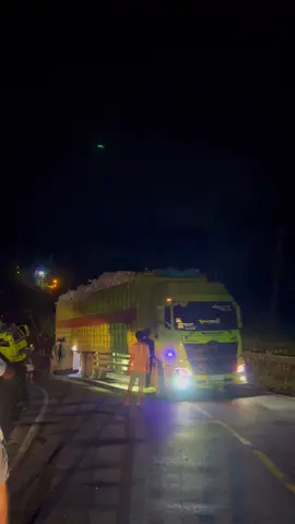 Tidak bersahabat gigi C nya selalunya limited 😬 #fyp #talawe_group #truksulawesi #euro4 