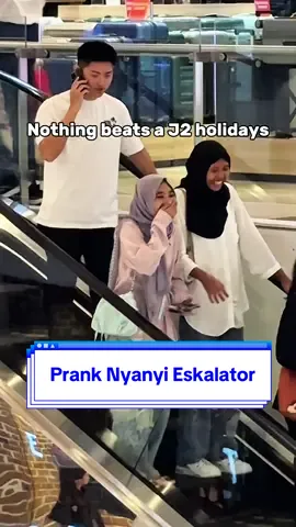 Kenapa pada nengok ya? Kan gua lagi ngiklan