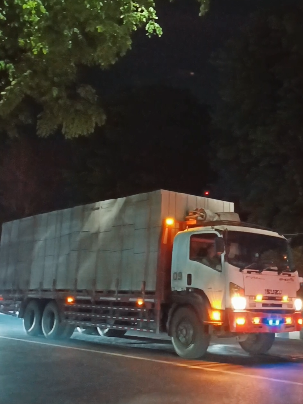 Truk Tronton Isuzu Giga FVM240 muatan Herbel Bata Ringan tapi berat