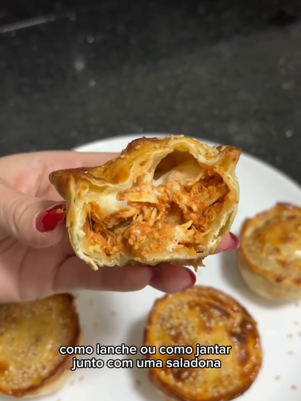 Empadinha de frango saudável 😋  Fica muito gostoso e dá pra variar no recheio ✨ já salva e siga para mais receitas 😋💟 Ingredientes:👇 30g de massa de pastel 30g de frango desfiado 5g de queijo mussarela 10g de requeijão light  Calorias e macros de cada unidade: 167kcal Só 16g de carboidrato✅ 14g de proteína ✅ Só 5g de gordura ✅ #receitasimples #receitasaudável #receita #receitafácil #viral 