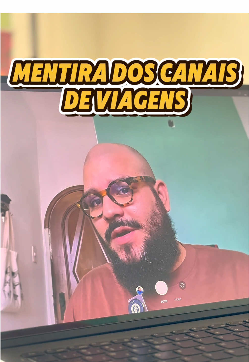 A Verdade Sobre Viver de Conteúdo de Viagem na Internet. Eu falo sobre como os canais de viagem vendem uma vida perfeita, mas a realidade é muito diferente. Eu compartilho a minha própria experiência de produzir conteúdo de viagem por anos e não ganhar quase nada com as plataformas. Eu aconselho as pessoas a não largarem tudo para viver do conteúdo da internet, pois pode demorar anos para conseguir ganhar dinheiro com isso. Eu enfatizo a importância de produzir conteúdo porque se gosta, e não por causa do dinheiro. #VidaDeViajante #MonetizacaoDeConteudo #realidadexexpectativa 