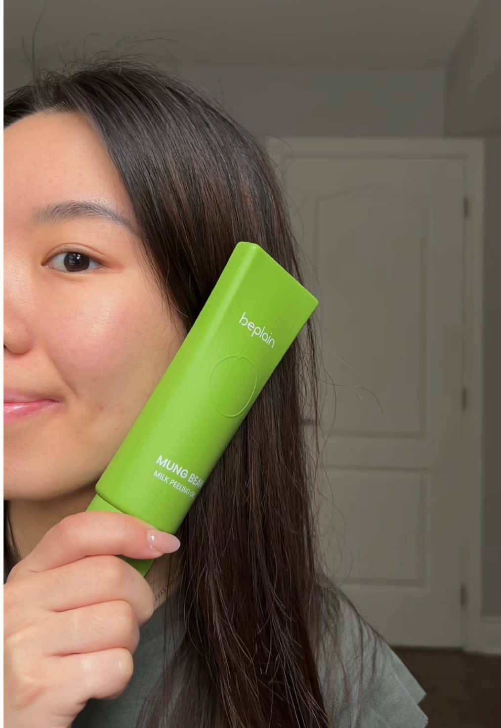 I’ve tried a lot of exfoliators, but this one surprised me. It’s gentle, no stinging, and still manages to lift off all the dead skin. My face felt so smooth and calm after. Definitely a win for sensitive skin days 💚⁣⁣ ⁣⁣ Use YESSTYLE code: JENNXYES12⁣ ⁣ #beplain #mungbean #peelinggel #exfoliant #skincare #koreanskincare #yesstyle #yesstyleinfluencers #yesstylereview #fyp #foryoupage @beplain 비플레인 @beplain.shop 