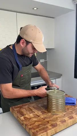 🔻Lasaña de 100+ capas 💥🤯 En esta versión de una “lasaña” se usan crepes entre capa y capa en vez de la masa tradicional de la pasta, esto lo hace más ligera y al ser tan finas puedes lograr muchas más capas y en mucho menos tiempo.  Las cantidades de la receta están para un recipiente con estas dimensiones ancho (18 a 20cm) largo 25cm alto 8cm.  El paso a paso, los ingredientes y las cantidades los tienes en mi página web,  el link está en la descripción de mi perfil. *el plato final tiene 127 capas 🔪 Si te gustó la receta compártela con tu gente y etiqueta alguien que tiene que probar esto ⬇️ #lasña #lasagne #ragu #cheese #lasañadecarne #italia #parmigiano #chef #receta #recipe #food #foodie