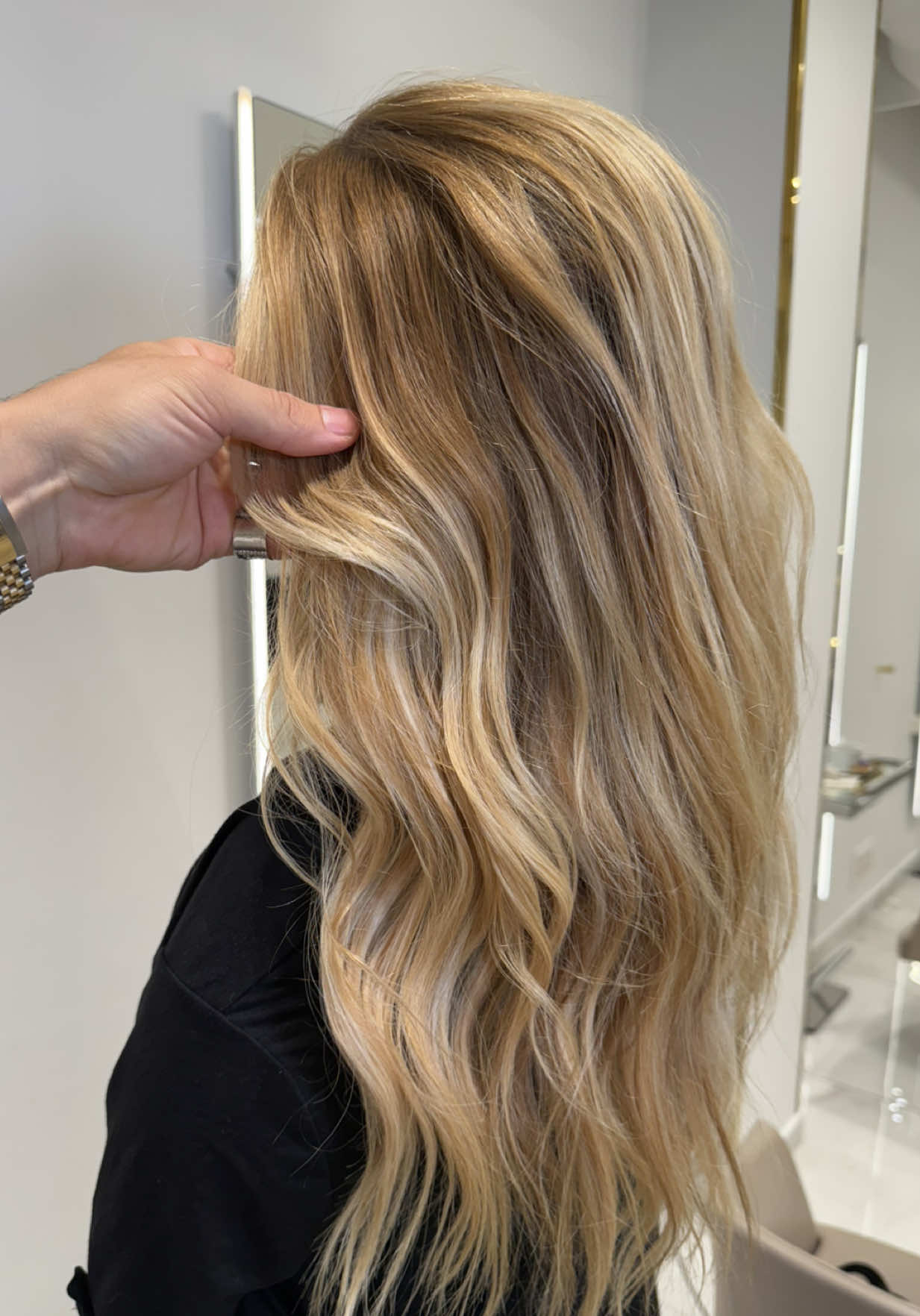 Sandy blonde with natural dark dimensions ✨✨✨ @L’Oréal Professionnel @Revlon Professional @Dyson @revlon @LorealNordics @Big Hair Big Dreams @lorealluxe_nordics @Oribe @K18 Hair @Kérastase @dhair.love #hairtok #hair #makeover #colorchange #brown #caramelhair #frisörstockholm #frisör #dubai🇦🇪 #dubai🇦🇪 #dubai 