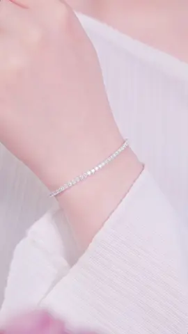 LT0108 lắc tay chốt dây rút đính dải đá CZ. Chốt dây rút tiện lợi, ôm vừa vặn mọi cổ tay💗#tleejewelry #daychuyenbactlee #lactaybactlee #nhanbactlee #khuyentaibactlee #lacchanbactlee #setquatangtlee #nhandoibactlee #trangsuc 