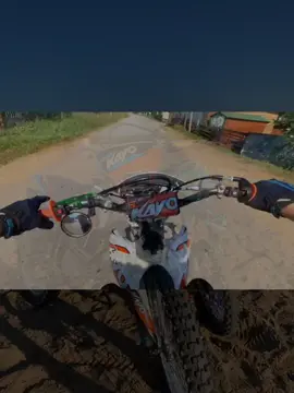 @сасик #kayok1250mx#kayovod#11rus#k1#стант# Кроссовый мотоцикл KAYO K1 250 MX — это самый запрашиваемый и надёжный эндуро мотоцикл. Компактный кроссовый мотоцикл, идеально подойдет для любителей экстрима и езды по бездорожью. Кайо К1 обладает высокими характеристиками производительности и прочной конструкцией, которая позволяет ей справляться с требовательными условиями маршрутов как на кроссовых участках трассы, так и в хард-эндуро (В действительности стоковый мотоцикл проехал самую сложную Российскую гонку 100% эндуро Геленджик на ровне с KTM, GAS GAS и др. мотоциклами). Характеристики Тип: Эндуро База, мм: 1340 Вес, кг: 105 Высота по седлу, мм: 875 Двигатель: Одноцилиндровый, 4-тактный (ZONGSHEN ZS172FMM) Длина*Ширина*Высота, мм: 2010*840*1160 Емкость бака, л.: 6,7 Задний тормоз: Дисковый гидравлический Задняя подвеска: Моноамортизатор 360 мм, нерегулируемый, нагрузка 900LBS Колеса: 21/18 Кубатура, куб.см: 250 Мощность, л.с.: 21 Охлаждение: Воздушное Передний тормоз: Дисковый гидравлический Передняя подвеска: Телескопическая, перевернутого типа 800 мм, регулируемая Трансмиссия: 5-ступенчатая 1-N-2-3-4-5 Система подачи топлива: Карбюратор NIBBI PE30Дополнительно, мотоцикл оснащён большими колёсами с глубоким рисунком протектора, чтобы гарантировать отличное сцепление с грунтом и хорошие показатели очищения от грязи. Это помогает мотоциклу успешно преодолевать различные преграды и маневрировать на высокой скорости. Надёжный, производительный и мощный кроссовый мотоцикл с соответствующим агрессивным дизайном для тех, кто любит трудности.