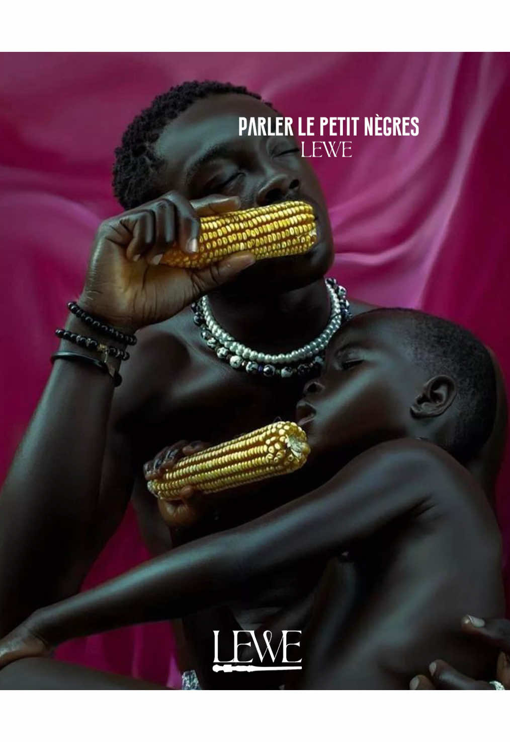 On croit souvent que pendant l’esclavage ou la colonisation, les Africains ont appris le français. Mais c’est faux. Ce qu’on leur a transmis, ce n’était pas le français, c’était un outil : un français simplifié, cassé, volontairement appauvri. Ce qu’on appellera plus tard : le “petit nègre”. Ce parler devient officiel pendant l’ère coloniale, avec des manuels, des règles, et une fonction précise : faire obéir sans discuter. Mais l’idée vient de plus loin, de l’esclavage, où les Africains n’avaient droit qu’à quelques centaines de mots pour comprendre les ordres. Pas pour penser. Pas pour répondre. Aujourd’hui encore, cette logique continue. Beaucoup de gens, sans s’en rendre compte, parlent à des personnes noires ou africaines avec une forme de français “simple”. Et ce n’est pas la simplification qui pose problème. C’est l’idée derrière : “Je parle simplement parce que je pense qu’il ne comprendra pas si je parle normalement.” Mais penser, comprendre, transmettre, ce n’est pas une affaire de français académique. Les langues africaines portent aussi des mondes, des logiques, des philosophies. Et ce n’est pas parce qu’on ne les connaît pas qu’elles n’ont rien à dire. Le cœur de cette vidéo, c’est ça : Remettre en question la manière dont on parle. Et reconnaître que ceux qu’on infantilise parfois ont beaucoup à nous apprendre. À condition de leur parler avec respect, pas avec condescendance. Pour aller plus loin : Frantz Fanon sur l’aliénation par la langue. Ngũgĩ wa Thiong’o sur la pensée dans les langues africaines. #pourtoi #lewe #afrique #culture 