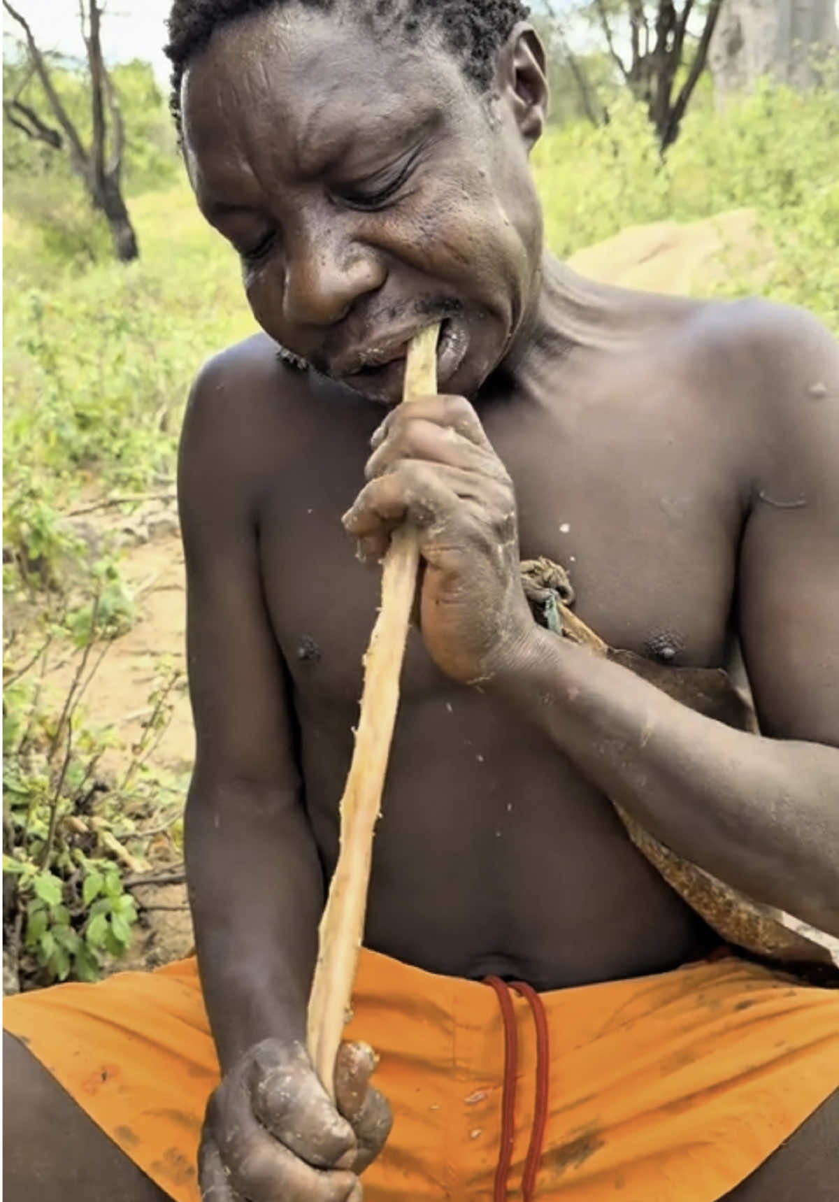 Chaaba was caught trying to steal food because he wasn't full#chaaba #dudukwe #hadzabetribe #foryoupage #funny #village #cooking 