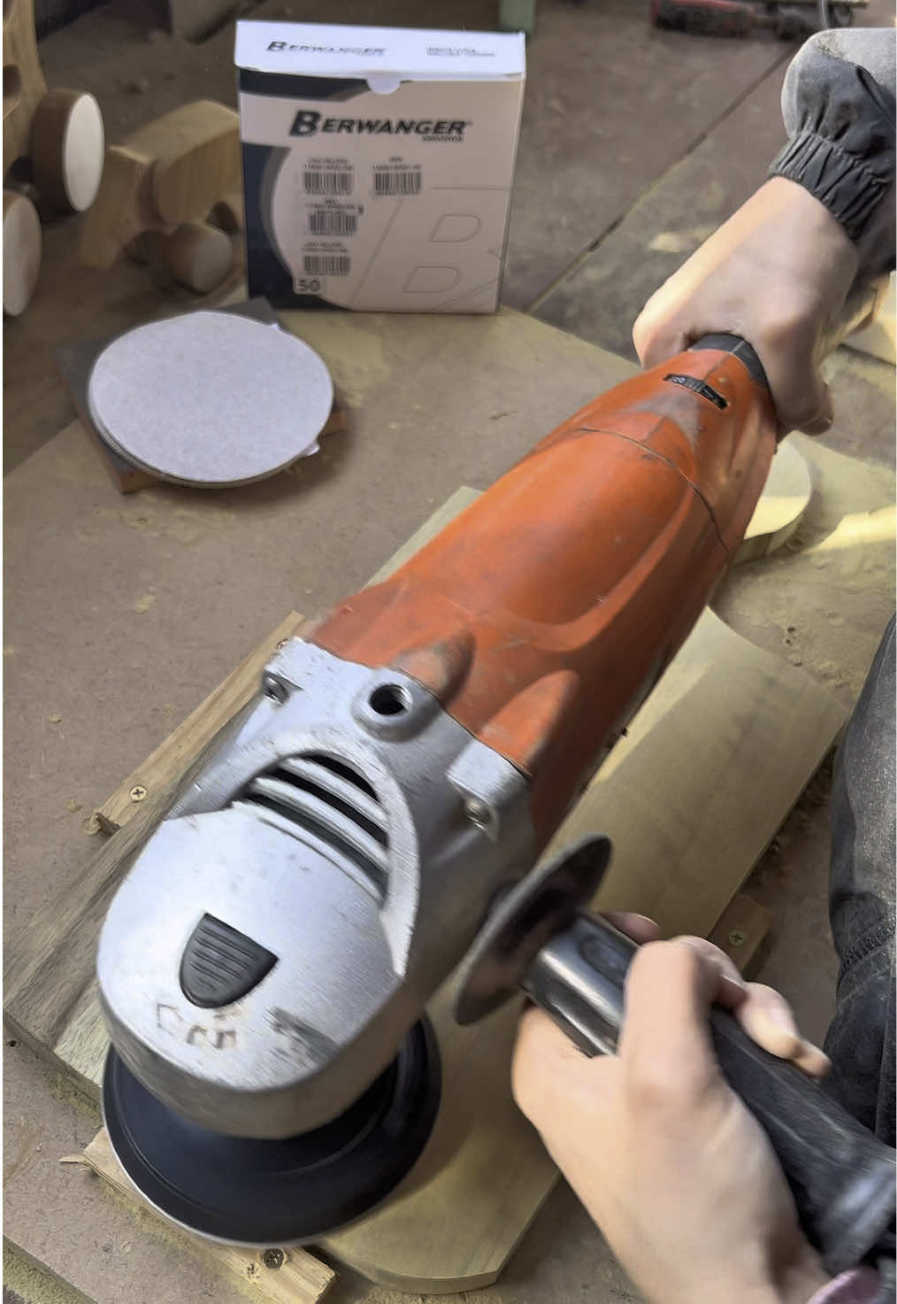 Resolvi fazer umas tábuas de carne por aqui 🪵🔪 E claro, caprichei no acabamento junto com meu parceiro @abrasivosberwanger  Usei as lixas de velcro 60,80 e 100 junto com o prato da marca, que deixaram tudo lisinho e com um toque profissional 👏 Quem aí também curte esse tipo de projeto? #marcenaria #feitoàmão #gurianamarcenaria #marcenariacriativa #brinquedos #marcenariaraiz #madeira #umagurianamarcenaria #feitoamão