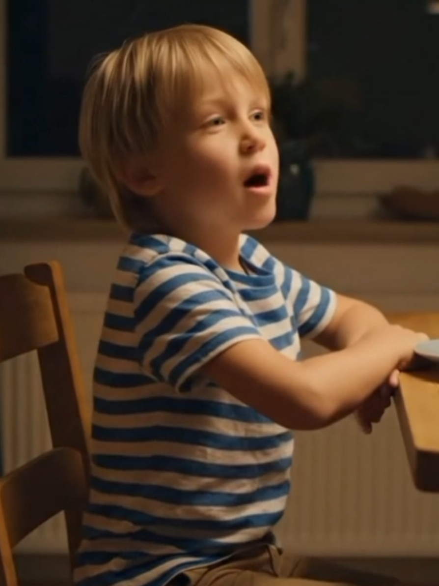 Die Luft aus Papas Bauch #Humor #elternsein #Spaß #veo3 #sitcom 