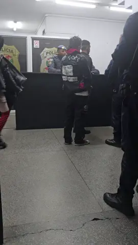 ESSES SÃO OS TRÊS PRES0S QUE MASSACR4R4M ESTUDANTE EM SÃO CAETANO Essas três pessoas que seriam do movimento Punk que foram pres0s após agredir5m  estudante da Escola Estadual Bonifácio em São Caetano do Sul.  Ao todo dez agressores estavam no grupo. O estudante está na UTI do Hospital São Luiz. A ocorrência está em andamento no DP sede de São Caetano. #punk 