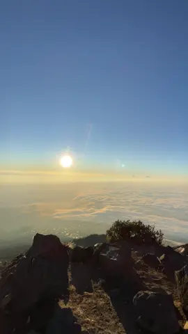 gunung slamet dan lagu timur🤩 #gunungslamet #gunungslamet3428mdpl #lewatberanda  #slametmountain #slametviabambangan 