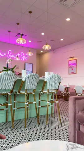 The cutest place ever!! My first time trying beignets and I can attest they’re a 10/10⭐️🌴💗 @beignetsandbrew  #beignetsandbrew #destinflorida #destin #beach #musttry #aesthetic #coffeeshop #trending 