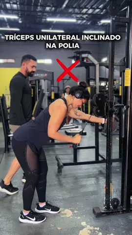 TRÍCEPS UNILATERAL INCLINADO NA POLIA  🔥 UM DETALHE QUE MUDA TUDO NO TREINO DE TRÍCEPS!