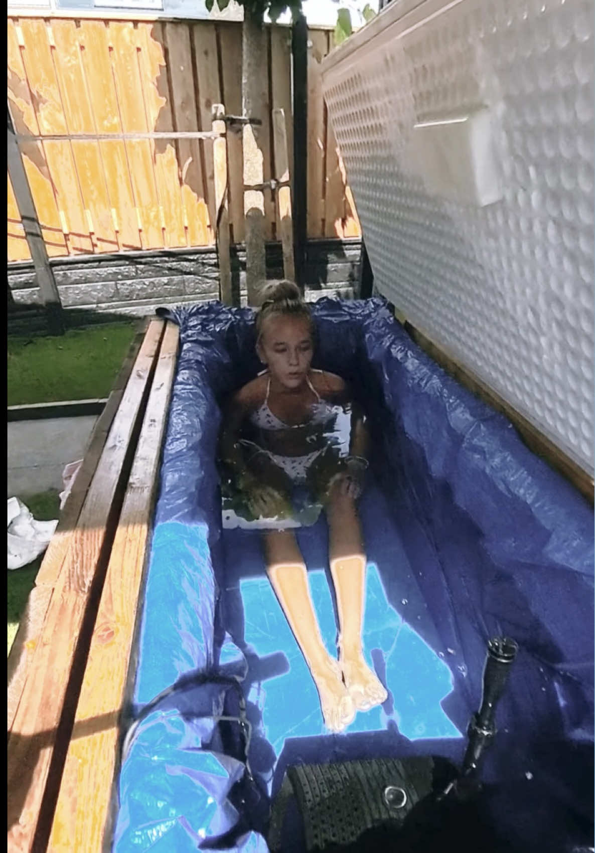 ICE BATH 🧊  🇳🇱: Vandaag ging ik iets doen, wat ik nooit eerder heb gedaan. Een ijsbad 🥶 Ik had het al heel lang op mijn BUCKETLIST dus was het vandaag zover. Toen ik voor het ijsbad stond dacht ik bij mezelf “waar ben ik aanbegonnen” maar al snel later stapte ik het ijsbad in en wat was ik trots op mezelf. Het voelde echt goed!! En ik vond het ontzettend gaaf!! En ik ga dit zeker vaker doen!! Hele grote shoutout naar Max voor de mega goeie begeleiding 🤍 Je bent echt de beste ☺️  🇺🇸: Today I was going to do something I’ve never done before. An ice bath 🥶 I had it on my BUCKETLIST for a long time so today was the day. Standing in front of the ice bath I really thought to myself “what did I get myself into” but soon after I stepped into that ice bath and how proud I was of myself. It felt really good! And I thought it was awesome! And I will definitely do this more often!!! Huge shoutout to @vocalosteopath for the mega good guidance 🤍 You really are the best ☺️ #fy #foryou #fyp #foryoupagе #viral #trend #trending #furdich #furdichseite #furdichpage #voorjou #voorjoupagina #voorjoupage #blowthisup #blowthisuptiktok #emmakok #tiktoker #feedingtubeawareness #feedingtubelife #feedingpumps #gastroparesis #gastroparesiswarrior #gastroparesisawareness #gastroparesisstomach #gastroparesistok #gastroparesissucks #gastroparesislife #gastroparesisproblems #chronicillness #chronicpain #chronicillnessawareness #chronicillnesswarrior #chronicillnesstiktok #chronicillnesslife #chronicillnessfyp #chronicillnesshumor #icebath #icebaths #icebathrecovery #icebaby 