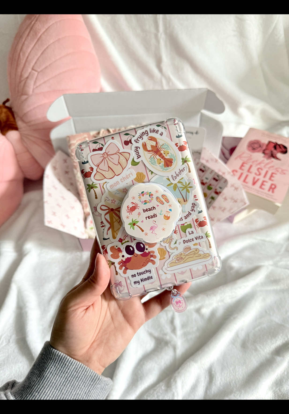 Our summer Kindle box is dropping this Friday! Are you guys ready to decorate??🏄‍♀️🏝️🥥 . . . . #kindle #kindlestickers #kindlesleeve #kindlegrip #kindlecharms #kindledecorating #decoratemykindle #kindlebox #bookishmerch #bookishgifts #bookishthings #bookishpost #bookaesthetic #bookstagram #readerlife #booklover #bookworm #booknerd #bookobsessed #bookaholic #summerbooks 