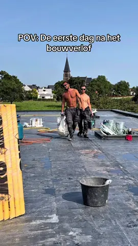 Bouwverlof alweer voorbij😤@De Bouw Kijkt Verder @Nico Vario #bouwverlof #dakdekkers #bouw #dak #boos #roofer #relatable 