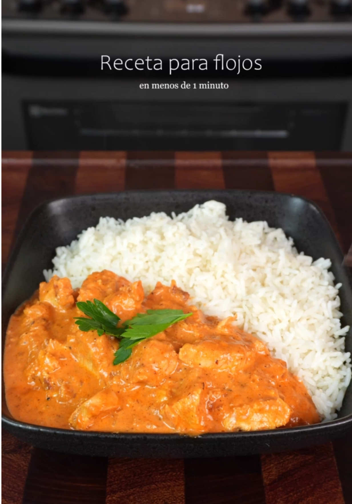 Hoy en la seccion receta para flojos, un delicioso pollo cremoso con arroz Ingredientes: pechuga de pollo 200 gr cebolla blanca 1 und sal, pimienta, ajo en polvo y paprika yogurt griego sin sabor 2 cucharadas pasta de tomate 3 cucharadas crema de leche 200 ml  #recetaparaflojos #pollo #comidaperuana #peruvianfood #pollocremoso 