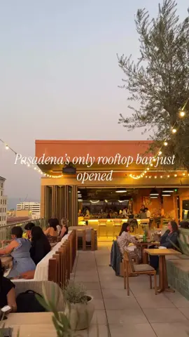 Pasadena finally has a rooftop bar and it’s everything I hoped for. ✨ Osa Rooftop sits on top of the brand-new AC Hotel in the heart of the Playhouse District. It’s the only rooftop bar and restaurant in town, and easily one of the best places to catch a sunset in the city! The panoramic views of the San Gabriel Mountains alone are worth the visit. We ordered cocktails, mocktails, the salmon crudo, charcuterie board, and Caesar salad and everything was so good. 📌 this for your next date night #visitpasadena #pasadena #rooftopbars