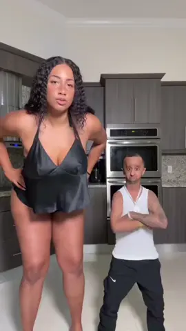 why he give me that look… #tallgirl #height #tallwomen #shortking 