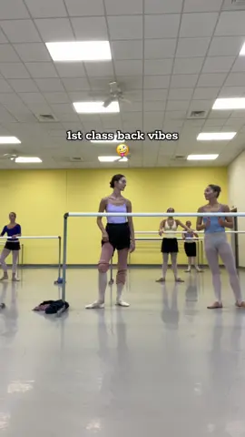 look y’all I’m smiling #ballet #ballettok #ballerina #dancer #asmr #barre #lol 