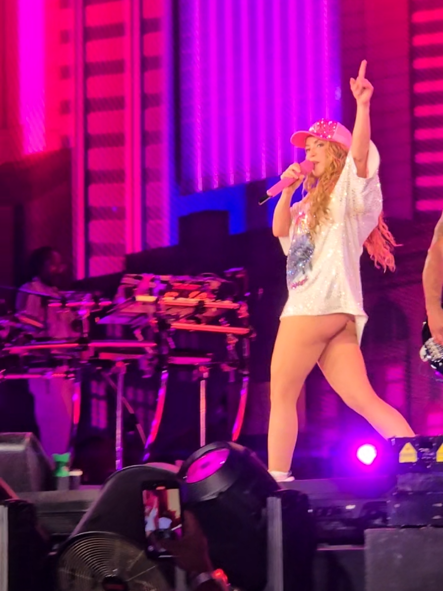 @Shakira #shakira #meninthistown #shakiraconcert #shakirabooty 