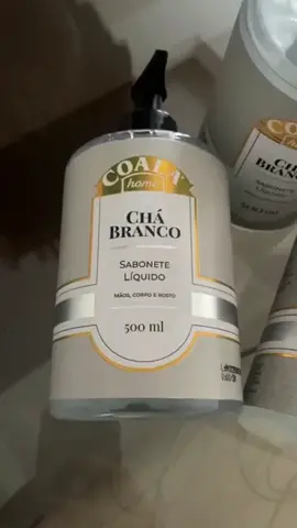 Dê uma olhada em Kit 3 Unidades Sabonete Líquido Chá Branco 500 ml. O sabonete líquido tem uma fragrância suave e agradável que deixa a pele com uma sensação de frescor. A textura leve não resseca as mãos e rende bastante, sendo ideal para uso diário. Além disso, o produto é versátil e pode ser usado para lavar mãos, corpo e rosto. #CapCut 