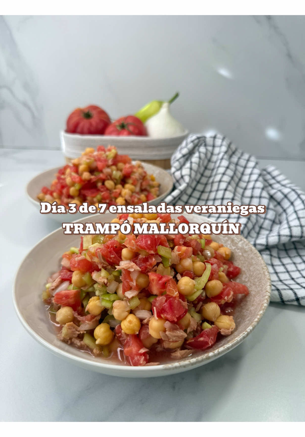 DÍA 3 de la serie 7 DÍAS, 7 ENSALADAS VERANIEGAS by MyEbyCosta 🥗🍅 😋 Hoy preparamos trampó con garbanzos, una ensalada típica de Mallorca: fresquita, sencilla y deliciosa ☀️🌿 🛒 Ingredientes para 2: 	•	300 g de garbanzos cocidos 	•	3 tomates grandes en cubitos 	•	3 pimientos blancos en cubitos 	•	1/2 cebolla picada 	•	2 latas de atún 	•	Aceite de oliva y sal al gusto 🫑 El pimiento blanco es una variedad mallorquina. Si no lo encuentras, puedes usar un poco de pimiento verde. 👩🏼‍🍳👨🏼‍🍳 Preparación: 👉 Mezcla todos los ingredientes en un bol, aliña con aceite de oliva y sal, mezcla bien, sirve… ¡y listo para disfrutar! 😋 🍴 Cada casa tiene su versión del trampó… ¿cómo lo haces tú? Me encantaría saber cómo lo preparas tú ❤️ TE LEO EN COMENTARIOS 👀 🗓️ Nos vemos mañana en el Día 4, con otra ensalada veraniega, fresquita y riquísima 😋🥗 #recetasveraniegasbymyebycosta #recetasdeverano #ensaladas #cocinacasera #comidasaludable #recetafacil #parati 