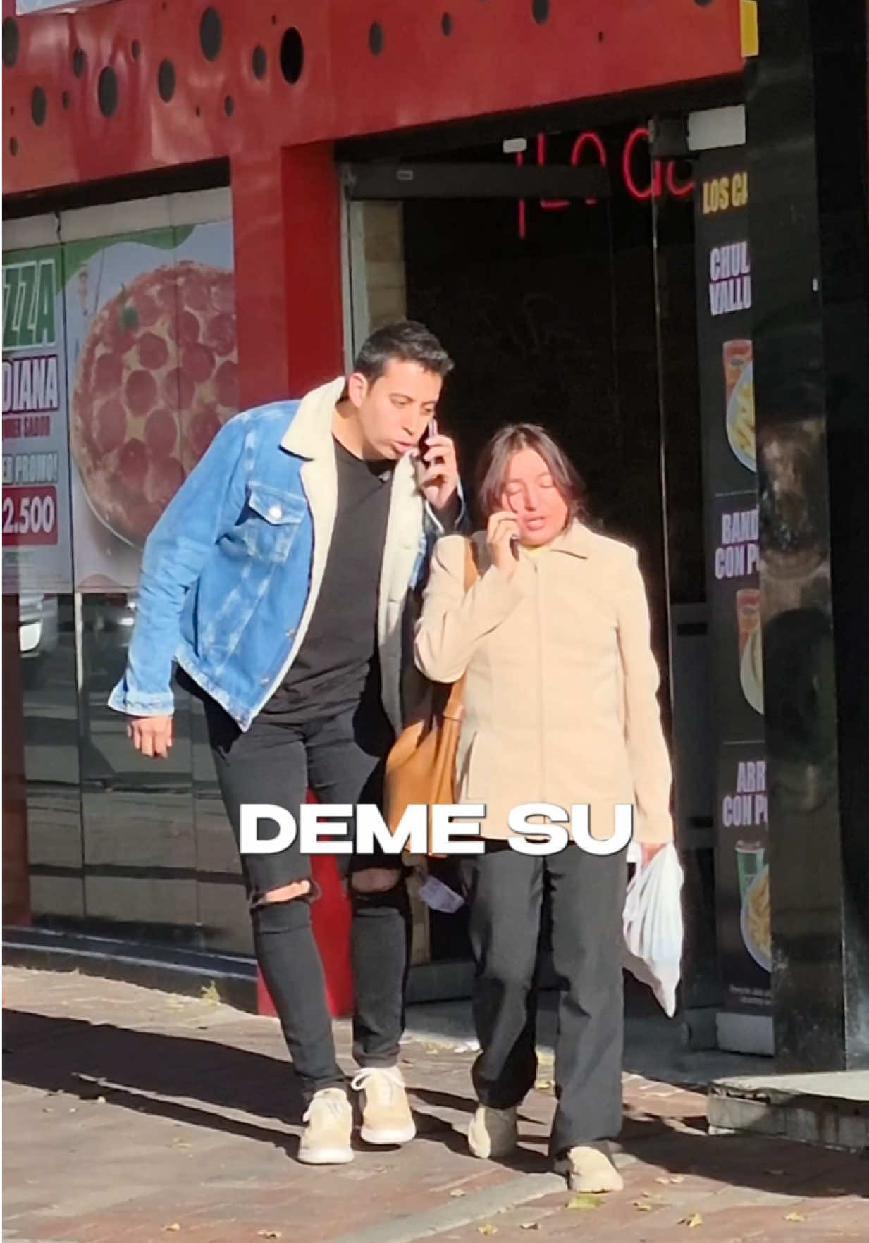 ¿QUÉ HARÍA USTED SI LE PIDEN EL CELULAR EN PLENA CALLE? 📱💥 Salimos con la broma más ñera pero efectiva 😈… Le hablábamos por teléfono a alguien, pero parecía que le estábamos pidiendo el celular a la gente. ¡Y vea cómo reaccionaron! 😂  ¿A usted qué le haría falta pa’ salir corriendo? 🧐 #familiacandela #candelaestereo #candela #bromas 