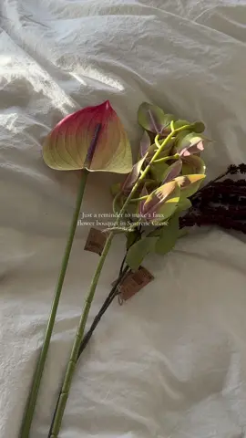 Get those faux flowers 💐 #søstrenegrene #fauxflowers #fauxflowerarrangements #homeinspiration #interiortips #soestrenegrene #homedecorideas  @Søstrene Grene 