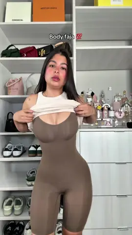 🎥✨ Esto no es cualquier body… ¡es tu nuevo mejor aliado! 🔥 Moldea cintura, aplana abdomen y realza lo que tiene que realzar. 👗 Se nota tu figura, ¡no la faja! 💃🏽 Perfecto para usar debajo de tu ropa o lucirlo como prenda principal.