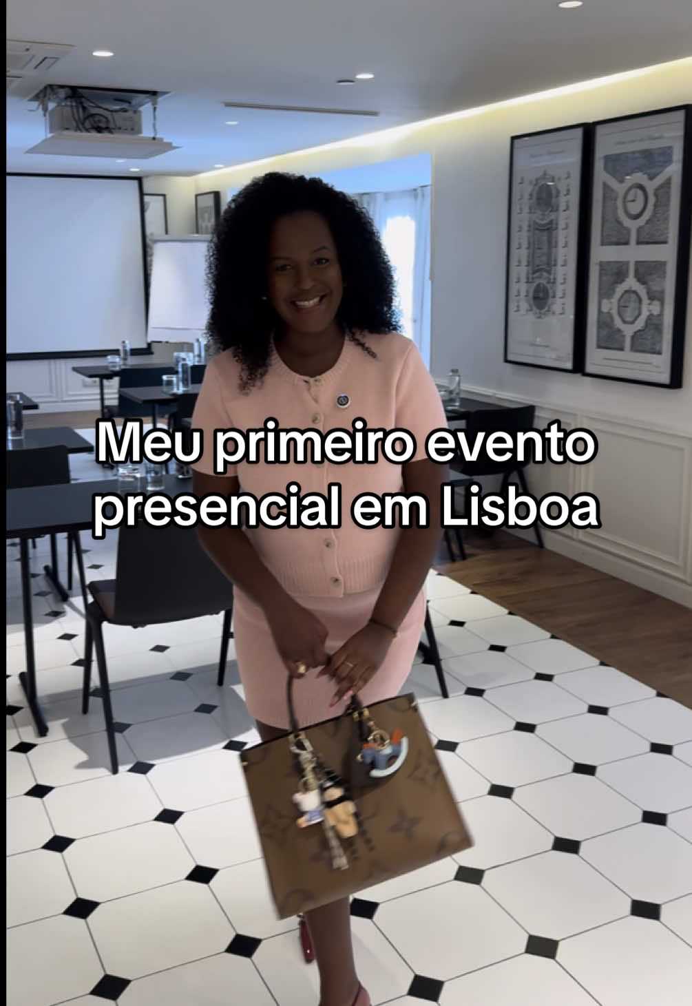 No dia de 20 de Setembro darei o meu primeiro evento presencial em Lisboa. Será uma formação para empreendedoras e empreendedores onde irei ensinar estratégias de vendas que aprendi ao longo dos últimos anos nas marcas de luxo onde trabalhei. Para além da formação, está incluido almoço e coffee break, tudo pelo valor de 127€ por pessoa, para inscrições feitas até ao dia 31 de Agosto (depois disso o preço passa para 150€). Teremos várias dinâmicas, brindes (gosto de um bom miminho) e muitas oportunidades de fazer networking com outras empreendedoras que poderão tornar-se clientes ou ainda parceiras. Para mais informações clica no link da Bio ou manda mensagem privada para confirmar a tua inscrição🤍 #eventosemlisboa #formacaoemlisboa #formacao 