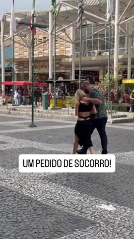 🫵 VOCÊ CONHECE ESTE SINAL? 👀 Teste social no calçadão de Osasco! 🆘Nem todo pedido de ajuda vem com gritos ou lágrimas.  ✊As vezes, ele está em um gesto simples e silencioso. 🖐️Saber reconhecer o sinal universal de socorro pode mudar o destino de alguém. ✅ Compartilhe ! 👤 Marque uma amiga (O)! #socorro #osasco #dica
