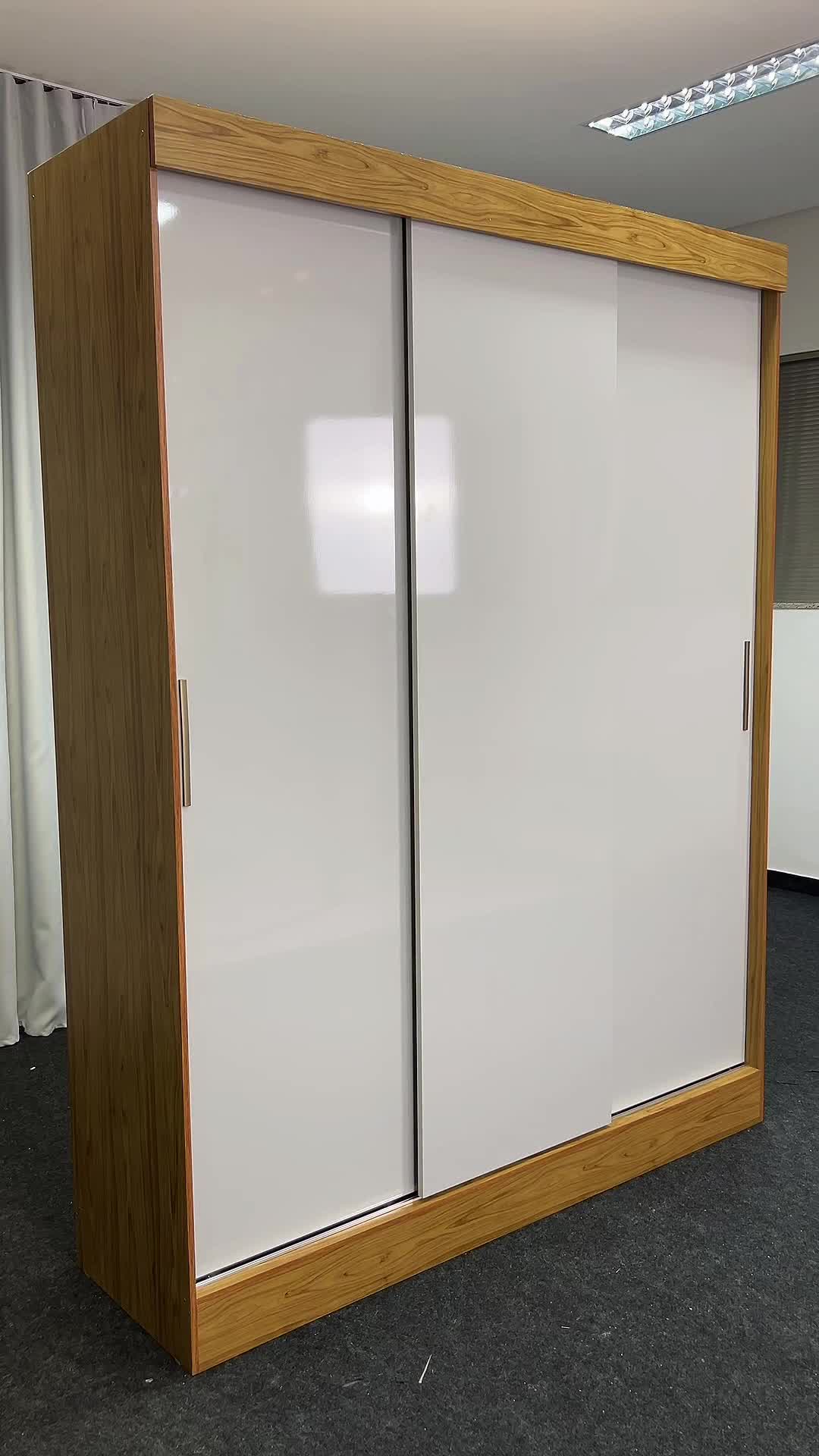🏠O Sírius é ideal para quem procura um guarda-roupa com várias prateleiras, gavetas e um cabideiro amplo. 🧥👟A escolha pelas portas deslizantes foi pensada para otimizar a área de circulação do quarto, pois não necessita de espaço para a abertura. E para trazer ainda mais funcionalidade para o dia a dia, o sírius conta com opcional de espelhos. 🎨Disponível nas cores: Flex color Marrocos / Marrocos ripado Marrocos / Off-white ✅Puxadores ABS; ✅Pintura UV texturizada. ✅Corrediças telescópicas; ✅Sistema de correr com guia autorregulável; ✅Trilho inferior em alumínio; ✅Trilho superior usinado; 👀Quer saber mais? 📱Acesse nosso site ou procure seu representante! #guardaroupa #quarto #reforma #casa #apartamento #decoração #moveis #mudança