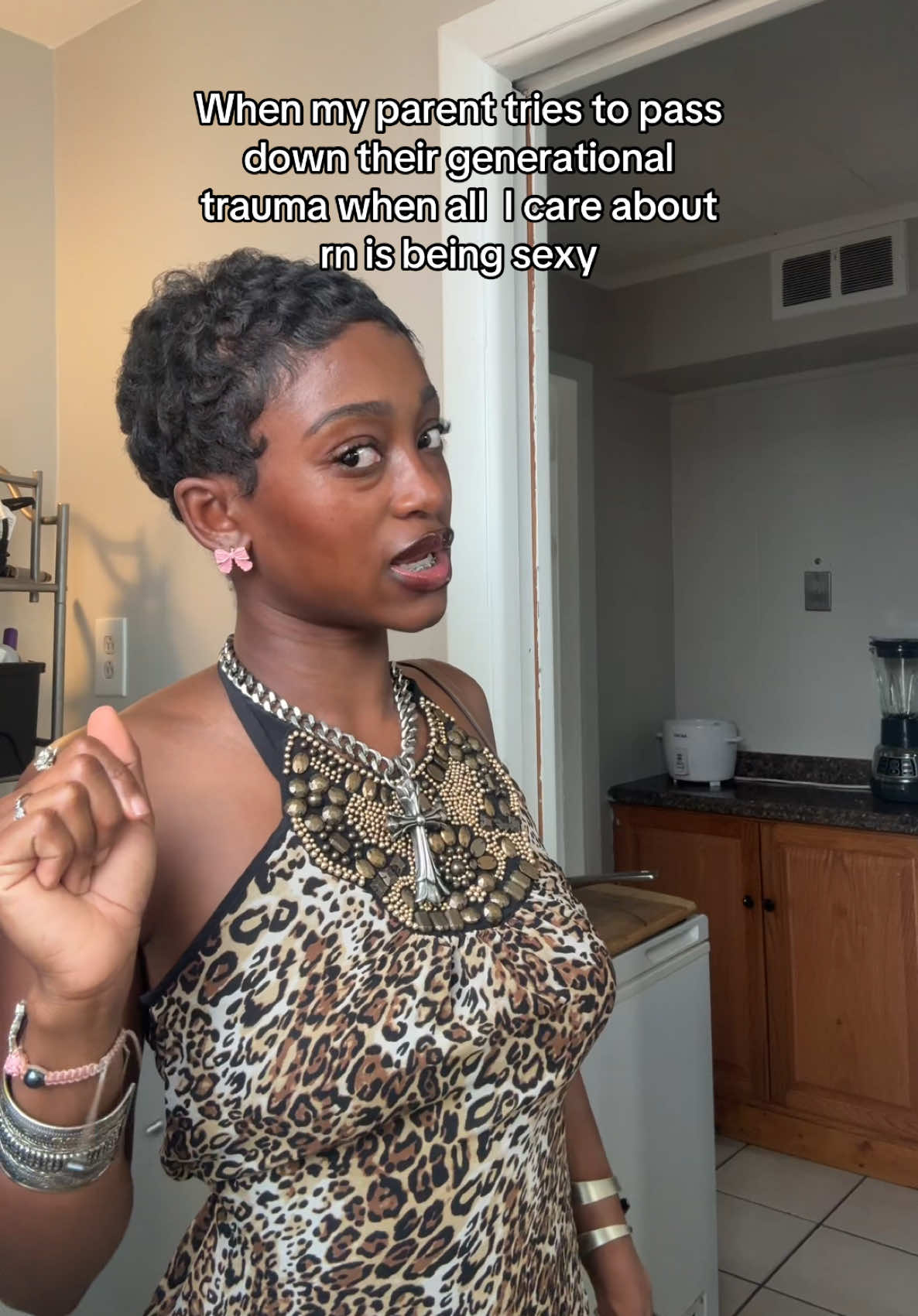 Like please. Now is not the time 😩😩 ##fashiontiktok #pixiecut #SummerFashion 