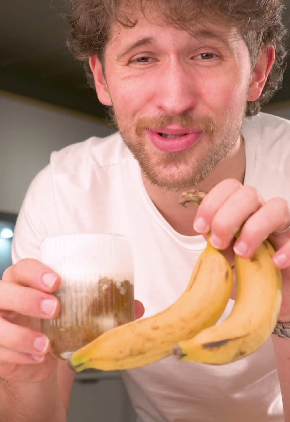 TESTANDO RECEITAS DA INTERNET! (Banana com café) 😮 Fala Cheffs! Já pensei em colocar a banana em muitos lugares, mas no café, nunca tinha tentado..  Então, resolvi testar essa receita e o resultado foi SENSACIONAL! (Cada vez mais acredito que a banana deixa TUDO melhor 🤩) Não esquece de SALVAR essa receita pra fazer depois!  Ingredientes: -1 copo de 200ml de café -2 bananas  -3 colheres de açúcar -Uma caixa de creme de leite batido ou chantilly para completar Modo de preparo: Primeiro nós preparamos 200ml de café. Depois de pronto, coloque em um recipiente com 2 bananas e 3 colheres de açúcar, bata tudo em um processador ou liquidificador e pronto, agora é só aproveitar! ✅ Já COMENTA qual a próxima receita que eu devo testar! 😍 #cheffotto #banana #cafe #receita
