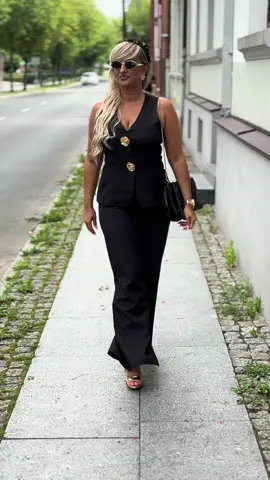 Minimalizm, który robi wrażenie 🖤🖤🖤  Dziś Postawiłam  na komplet, który łączy klasykę z nowoczesną elegancją: 🖤 Czarna kamizelka ze złotymi guzikami – dopracowany detal, który przyciąga wzrok i dodaje luksusowego charakteru. 👖 Eleganckie spodnie z rozszerzaną nogawką – idealnie podkreślają sylwetkę i dodają lekkości całej stylizacji. 👡 Całość dopełniają złote sandały, które dodają blasku i tworzą spójną, efektowną całość  #totalblack #elegancja #stylizacja #złotedodatki #moda2025 #kamizelka #fashionlook #glamstyle #OOTD #outfitoftoday