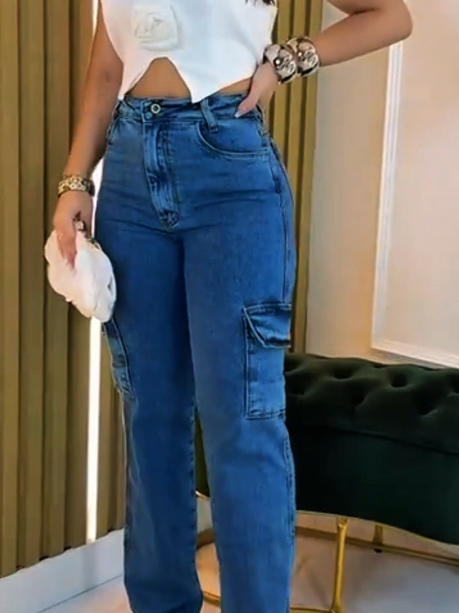 A calça cargo jeans feminina é tendência confirmada! Essa versão premium traz modelagem moderna, bolsos laterais estilosos e um caimento impecável que valoriza o corpo. Perfeita pra criar looks urbanos, confortáveis e cheios de personalidade. E o melhor: está com valor promocional por tempo limitado! #calçacargo  #modafeminina  #lookestiloso  #promodomês  #tiktokshopbrasil 