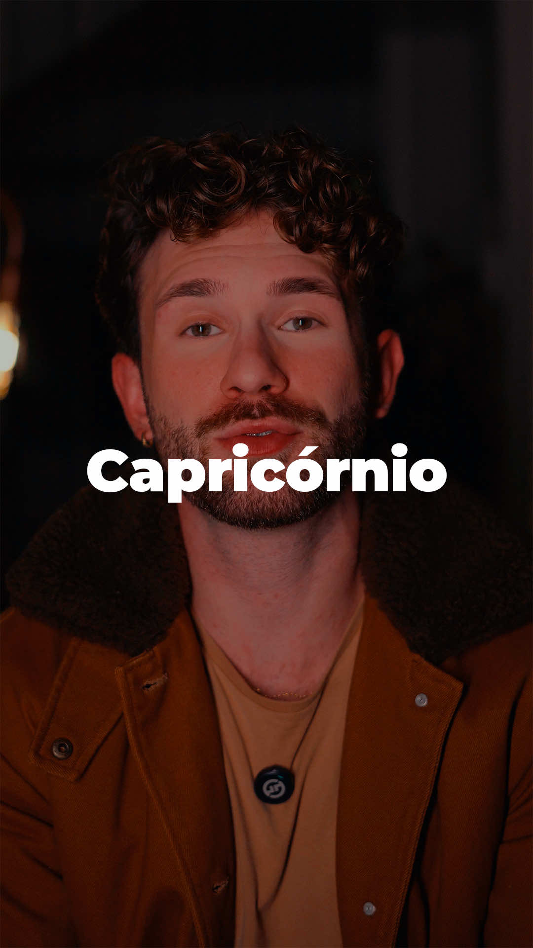 Esse vídeo não é sobre a fama de Capricórnio como alguém “frio”, “calculista” ou “obcecado por controle”. Ele é sobre uma estrutura emocional que aprendeu a se sustentar sozinho antes de estar pronto. E que, desde então, vive com medo de relaxar, como se, ao baixar a guarda, tudo ao redor pudesse desmoronar. O arquétipo capricorniano carrega a marca da autossuficiência forçada. É a criança que virou adulta cedo demais, o afeto que só foi aceito quando veio embalado em desempenho, a dor que nunca teve onde pousar. Por isso, Capricórnio se defende com força, com responsabilidade, com antecipação. Esse vídeo foi escrito pra mostrar que a rigidez de Capricórnio não é vaidade, é contenção. Ele carrega o mundo pra não pesar em ninguém. Sustenta vínculos, planos, promessas, mas raramente se permite ser sustentado. Porque aprendeu que só é amado quando é útil. E que falhar pode ser o caminho mais curto até o abandono. A linguagem do vídeo tem essa tensão: frases contidas, quase duras, mas com rachaduras por onde escapa o afeto que Capricórnio raramente verbaliza. A intenção foi mostrar que, por trás da competência, há cansaço. E que, por trás do controle, há solidão. As perguntas finais foram pensadas pra tocar justamente nesse limite: Quem você seria... se pudesse falhar sem medo de ser abandonado? Você aguenta tanto… mas será que ainda sabe o que é ser cuidado? Essas perguntas não expõem. Elas escutam. Capricórnio aprendeu a se justificar pelo que entrega, mas talvez já seja hora de descobrir que o afeto verdadeiro não exige currículo. E que merecer descanso também é uma forma de merecer amor. #astrologia #capricornio #signos #signodecapricornio 