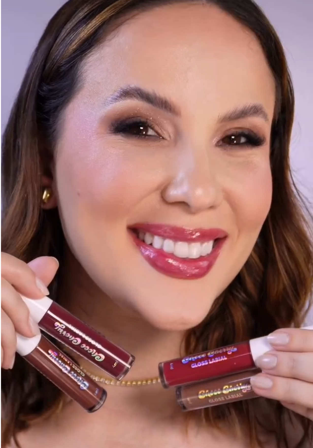 Unidunitê… qual cor eu vou querer? 🍫🍒 Spoiler: TODAS 🫣💄 A verdade é que NÃO DÁ pra escolher só um gloss da coleção #ChocoCherry, né miga, @STE ALVES ? 🫴🏼🍒cada cor tem uma vibe mais linda que a outra 🫶🏼 Qual é o seu favorito? Ou você também tá igual eu, apaixonada por todos? 😅 #ChocoCherry #GlossComCheirinho #GlossLabial #ViciadaEmGloss