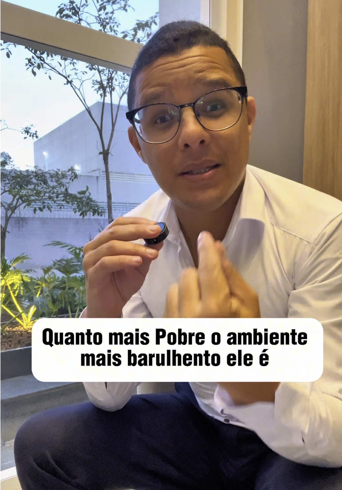 Quanto mais Pobre o ambiente mais barulhento ele é  🗣️ Estive fazendo uma visita para um familiar onde ele ainda mora e é assustador como o barulho era alto, seja de músicas (algumas pornograficas) seja por outras músicas que todos ouviam alto. No Brasil se tornou cultura acreditar que para demostrar “alegria” tem que ser gritando, fazendo barulho ou com músicas altas e quando você muda de ambiente você percebe simplesmente que não é verdade, que o todo esse barulho não é normal, não é natural viver assim. Se você não muda de ambiente dificilmente vai ter clareza sobre isso, só quando você sai desse meio que nota que existe outra forma de viver. Não é uma crítica à pessoas pobres, é uma visão da realidade desses ambientes, não é nada pessoal é só o jeito real de ver vida. Comenta aqui se você concorda ou discorda, estou pronto pra saber o que você pensa disso! #pobreza #empreendedorismo #riquezasemlimites #milionário #marketingdigital #trafegopago #vendasonline    