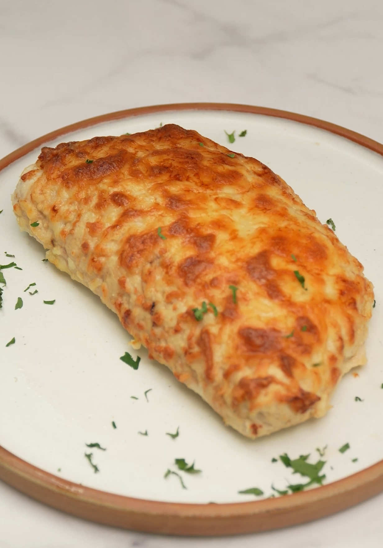 3 ALMUERZOS FACILES PARA SALIR DEL APURO 🔥 •  Hay días en los que el hambre pega fuerte y las ideas brillan por su ausencia 😅 Para esos momentos, hoy te traigo tres recetas rápidas, ricas y sin complicaciones que te van a salvar cualquier almuerzo 😎 •  🥟 Una mega empanada de pollo con todo el sabor y nada de trabajo extra. 🥪 Un sanguchito simple pero con ese toque que lo hace distinto. 🍠 Y un boniato relleno que parece de restaurante, pero lo hacés en casa en minutos. •  👨‍🍳INGREDIENTES Para la empanada: •⁠ ⁠1 pechuga de pollo🍗 •⁠ ⁠⁠Pimentón •⁠ ⁠⁠Sal🧂 •⁠ ⁠⁠Pimienta •⁠ ⁠Relleno: puede ser lo que quieras pero le puse salsa de tomate, espinaca, cebolla caramelizada y queso en hebras🧀 •  Para el sanguchito •⁠ ⁠Pan🥖 •⁠ ⁠⁠1 puñado de queso en hebras🧀 •⁠ ⁠⁠2 huevos🍳 •⁠ ⁠⁠Lomito🍖 •⁠ ⁠⁠Sal 🧂 •⁠ ⁠⁠Pimienta •  Para el boniato: •⁠ ⁠1 boniato🍠 •⁠ ⁠⁠1 chorrito de crema🥛 •⁠ ⁠⁠Condimentos •⁠ ⁠⁠Queso en hebras🧀 •⁠ ⁠Hongos🍄‍🟫 •⁠ ⁠⁠Cebolla de verdeo •  Recetas fáciles, con ingredientes de todos los días y resultados que no fallan 💪 Sin dudas, un 10! • #almuerzo #pollo #queso #sandwich 