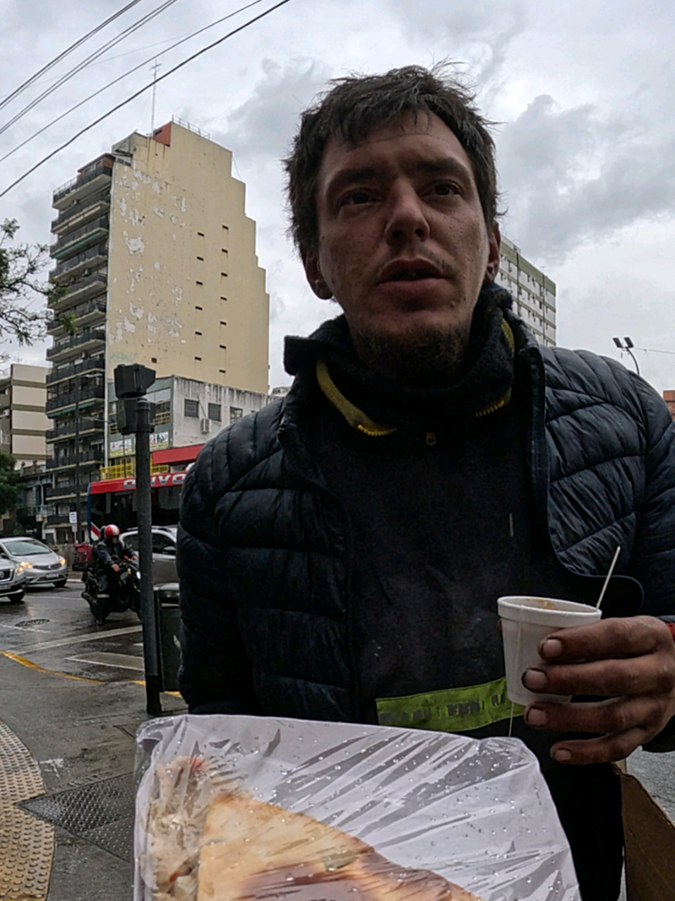 Dani está en situación de calle por problemas familiares 💔. Pasa sus días pidiendo para poder comer 🙏 Lo que más me sorprendió fue su buen humor… y su confianza inquebrantable en Dios ✨🙌 No se queja, no baja los brazos. Su deseo es conseguir un trabajo para salir adelante 💪💖 A veces, la fe es lo único que sostiene… y en el caso de Dani, que también lo impulsa 🌟 Si deseás realizar un aporte, escribime un DM para indicarte cómo podés hacerlo posible 📩