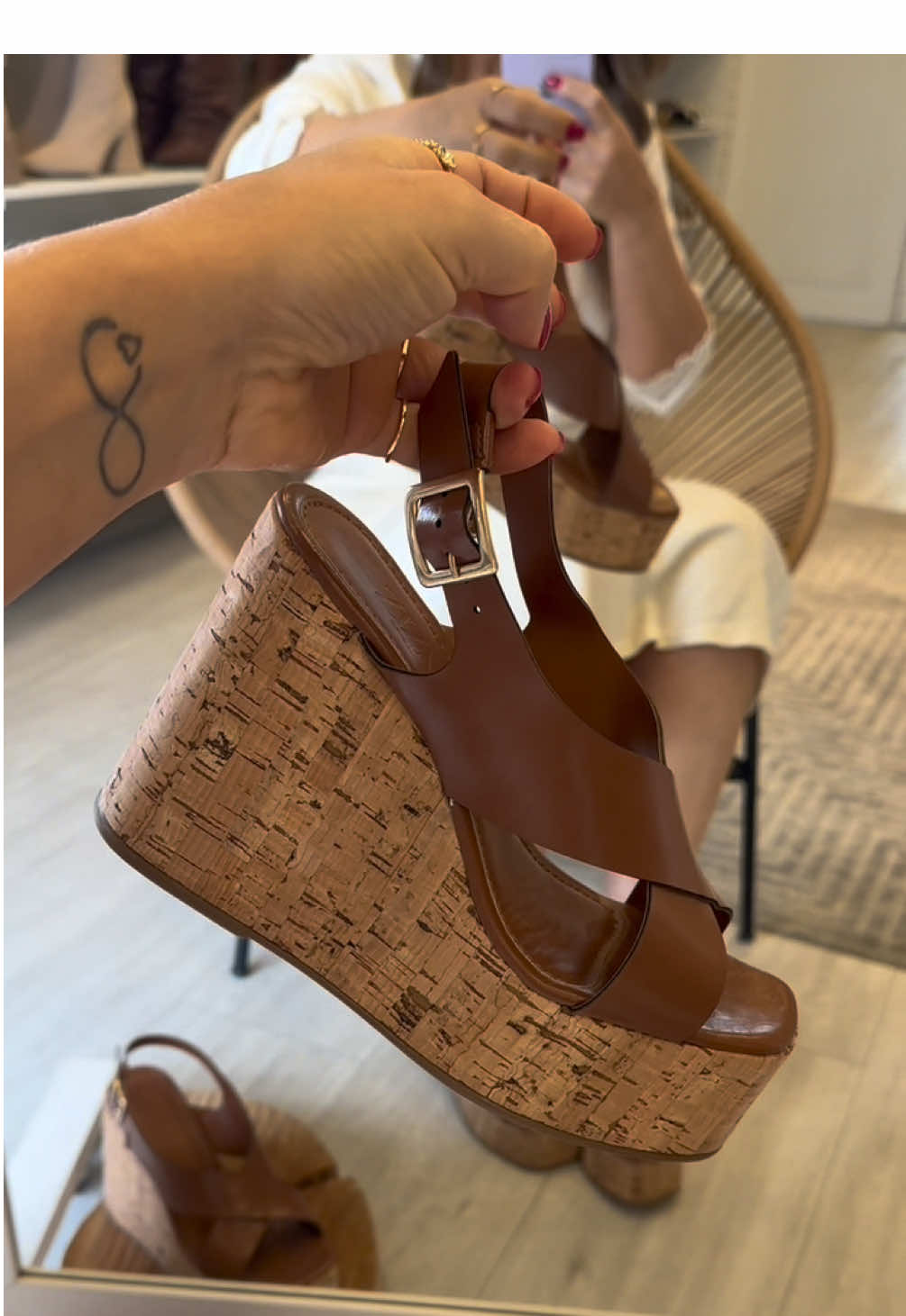 Ela chegou para ser a queridinha do verão! ☀️🌴 Sandália Cloe salto Anabela,  vai dominar a temporada! essa sandália da nova coleção une conforto, estilo e aquele toque fashion que a gente ama! #anabela #plataforma #saltos #modafeminina #tendencia 