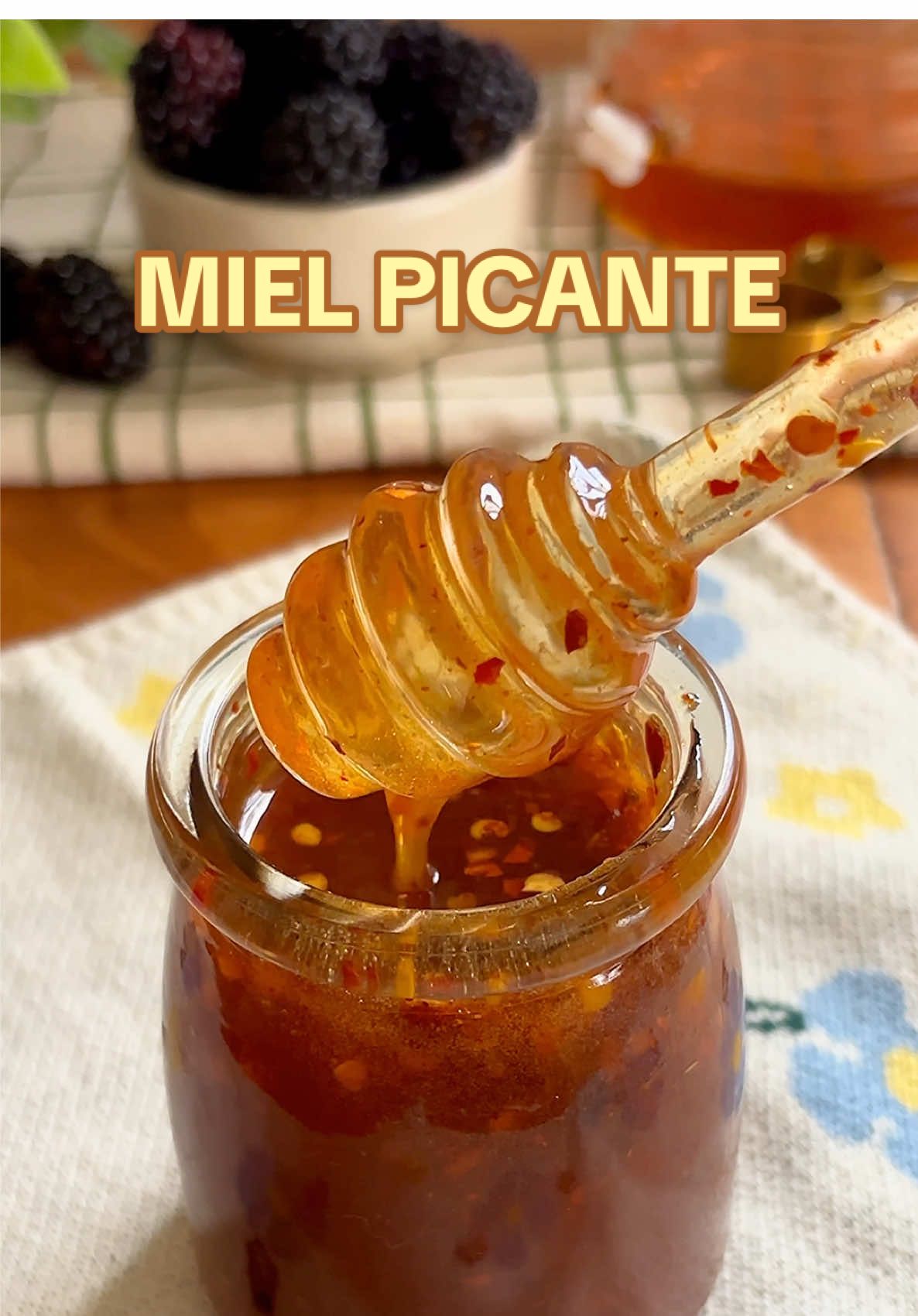 MIEL PICANTE 🍯🌶️  Pt. 26 de Básicos en la cocina✨ Es súper sencilla de hacer y queda deliciosa😍 para la pizza o simplemente en un pan tostado! Aquí te dejo la receta 👇🏻💛 1 tz miel de abeja 1 cda chile en hojuelas 2 cdas salsa picante (sriracha o Tabasco) Sal al gusto 1 cda vinagre de manzana  #fyp #Receta #recetasfaciles #recetastiktok #recetas #miel #mielpicante #honey #hothoney 