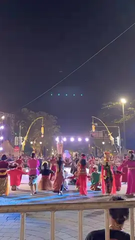 Indonesia street performance Jogja 6 Agustus 2025 #nusantaramenari #indonesiastreetperformance #festivalbudayanusantara #amparamparpisang  #tariannusantara #titiknoljogja #jogjaistimewa #jogja24jam #eventjogjaagustus2025 #jogjafestival #fypシ゚viral #malioborojogja 